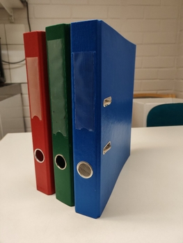 Vihreä, punainen ja sininen kansio