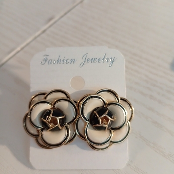 Flower shaped stud earrings