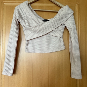beige off-shoulder neulepusero