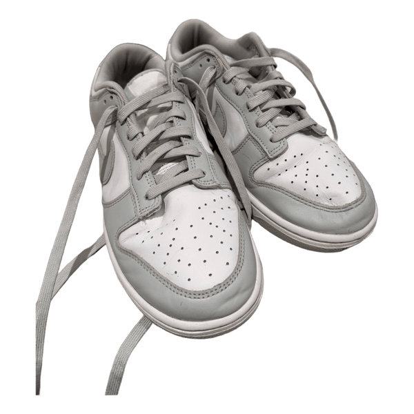 Grå og hvide Nike sneakers