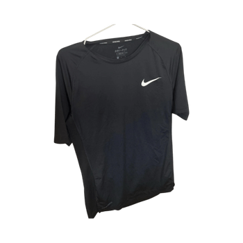 Musta dri-fit t-paita