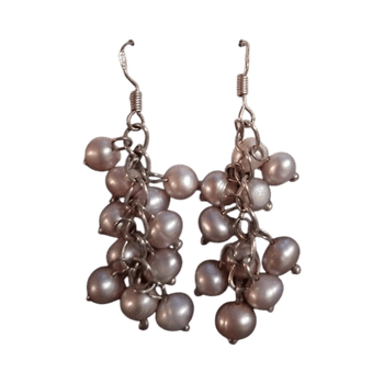 Helminäkorvakorut roikkuvat