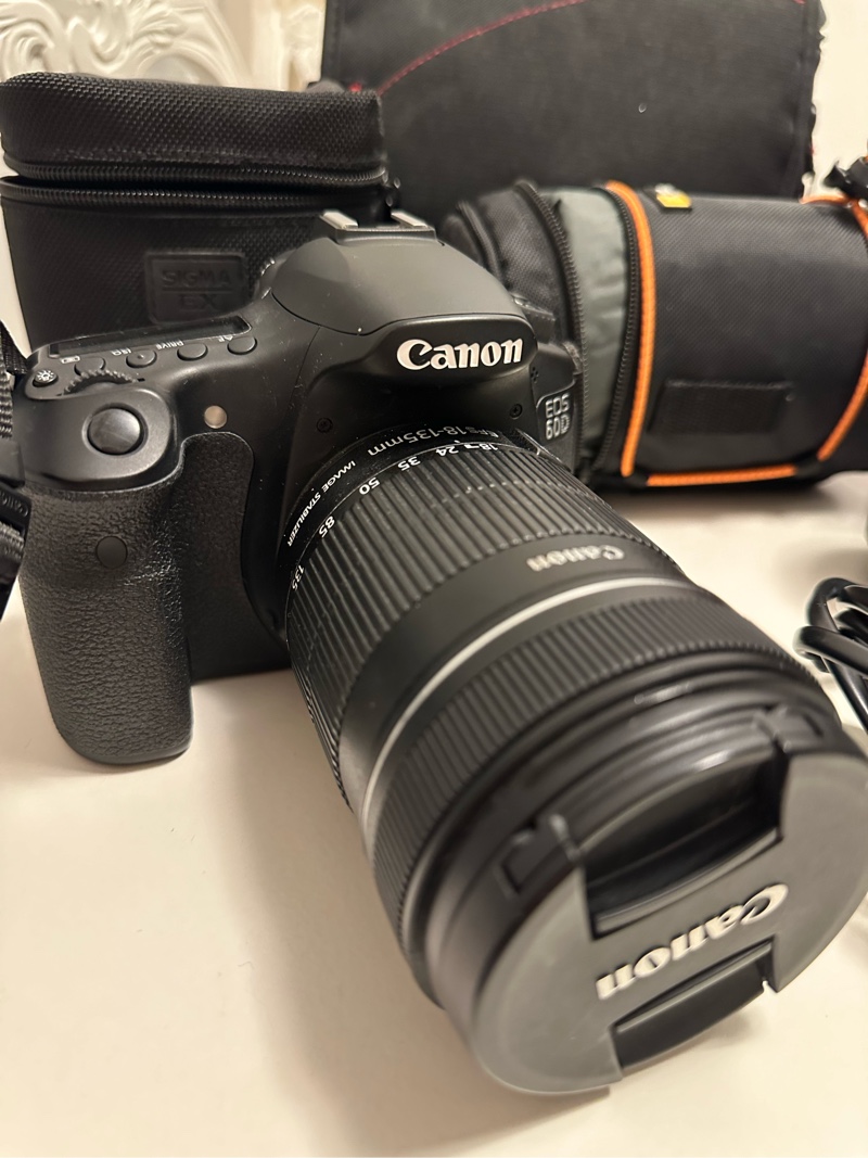 Canon 60D kamera, objektiivit, laukku, kotelot