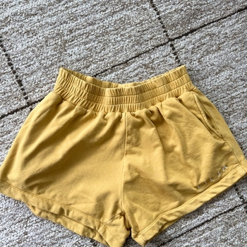 Keltaiset collegeshortsit
