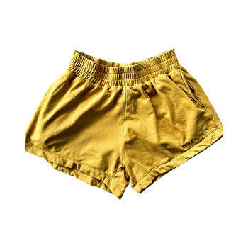 Keltaiset collegeshortsit