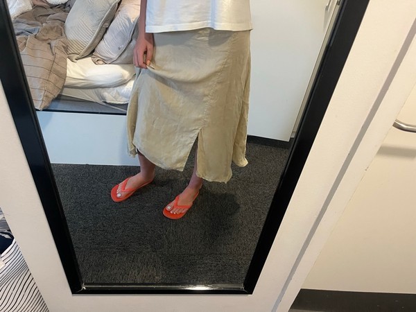 Beige midinederdel med slids