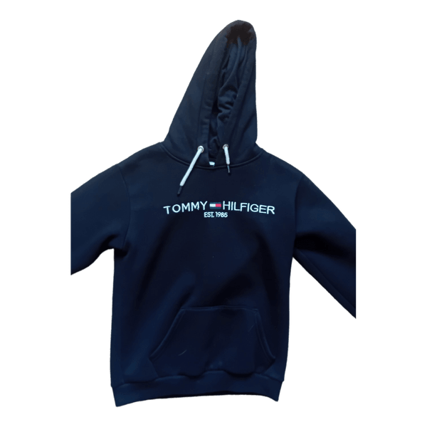 Must musta Tommy Hilfiger pusa