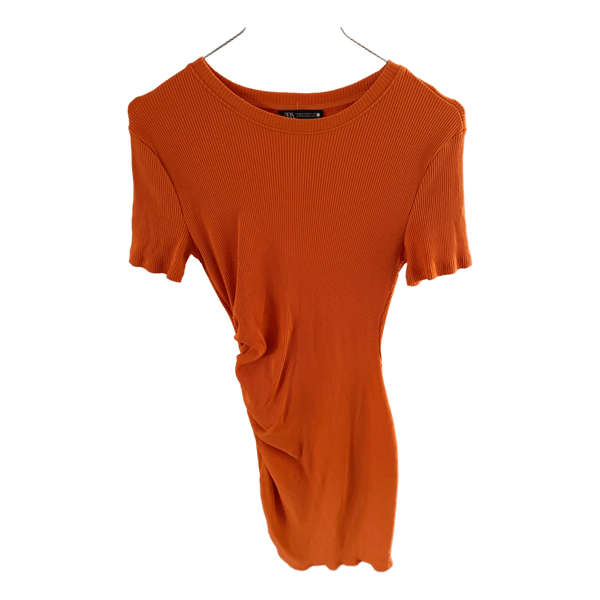 Orange ribstrikket kjole