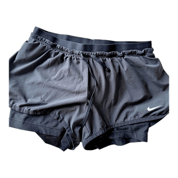Mustat Nike urheilushortsit