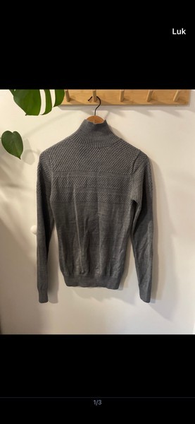 Grå rullekravestrik