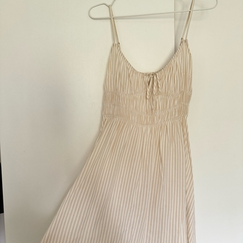 Beige raidallinen mekko