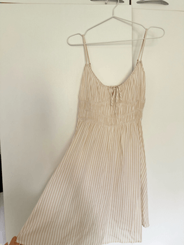 Beige raidallinen mekko