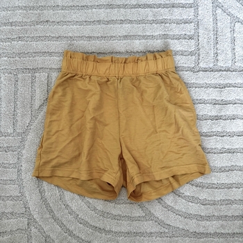 Keltaiset shortsit