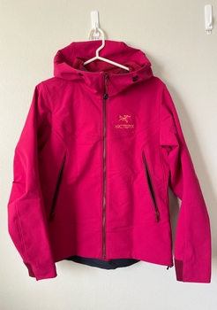 Arc’teryx pink softshell takki hupulla