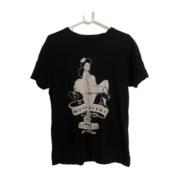 Musta pin up printti t-paita graafisella