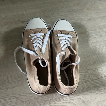 Beige kangassneakerit valkoisilla kärjillä