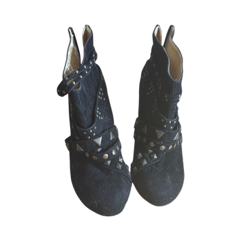 Mustat niittikoristeiset nilkkurit