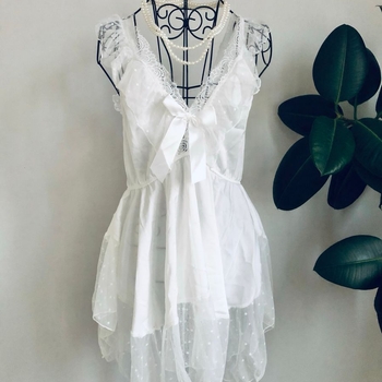 Valkoinen pitsinen mekko