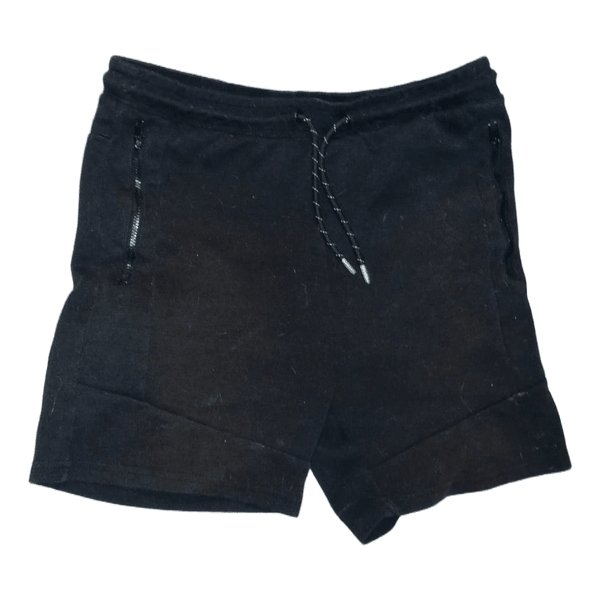 Mustat shortsit