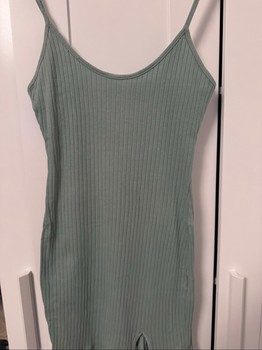 Geripptes grünes Kleid