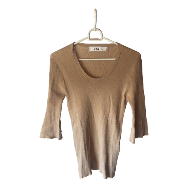 Beige ribstrikket bluse