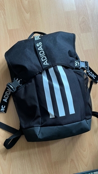 Musta adidas reppu