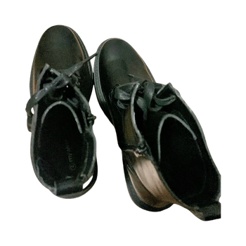 Mustat nahkasaappaat