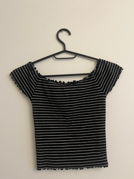 Raidallinen off-shoulder toppi