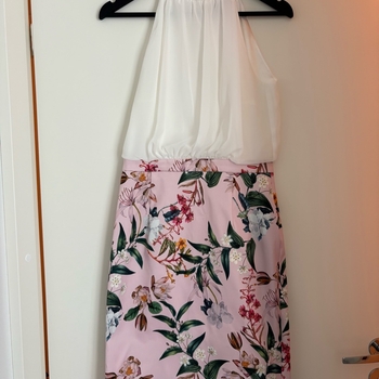 Valkoinen ja kukkakuvioinen mekko
