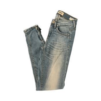 Vaaleat farkut revityillä polvilla