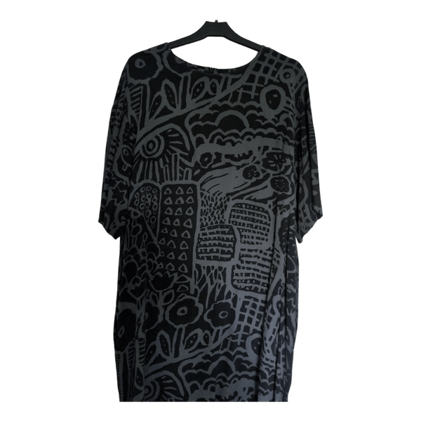 Kuviollinen mustaharmaa mekko
