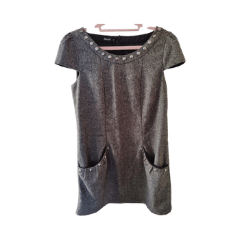 Harmaa niittikoristeinen mekko