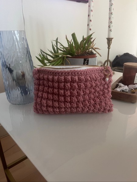 Rosa hæklet clutch