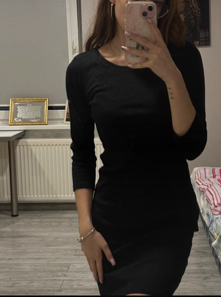 Juoda trumpa suknelė