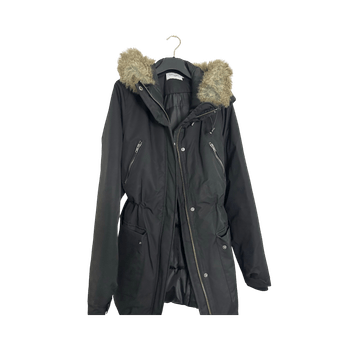 musta toppatakki hupulla