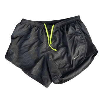 Mustat Nike urheilushortsit