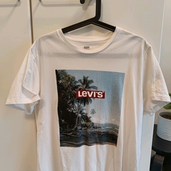 Levi’s top