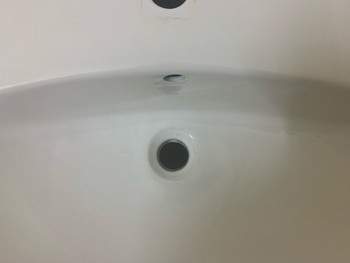 Valkoinen keraaminen pesuallas