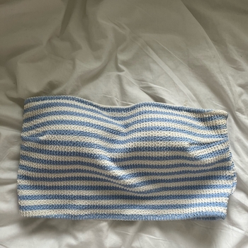 Raidallinen bikiniyläosa