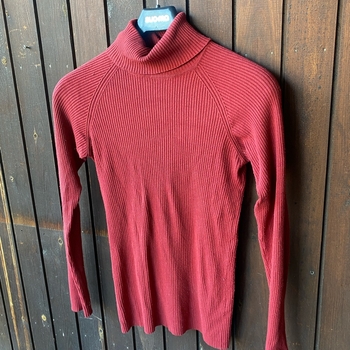 Burgundinpunainen pooloneule
