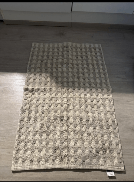 Vaalean beige kylpyhuoneen matto