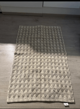 Vaalean beige kylpyhuoneen matto