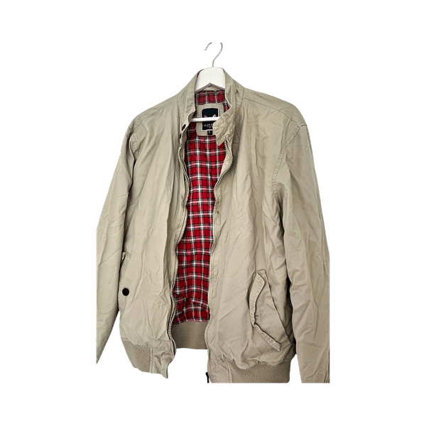 Beige bomber-takki punaisella ruutuvuorella