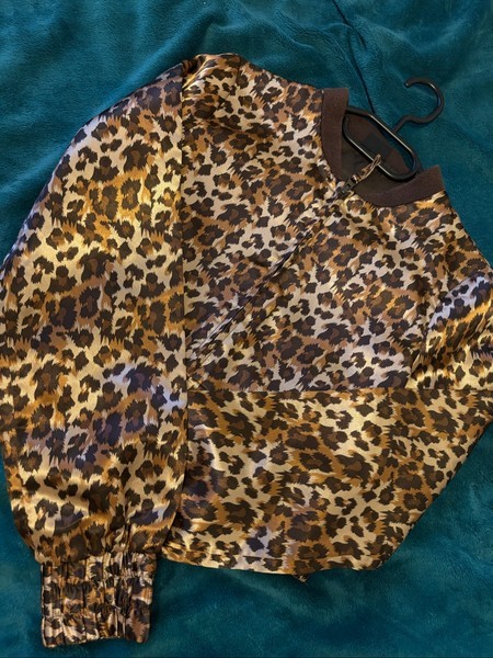 Leopardimustriga jakk