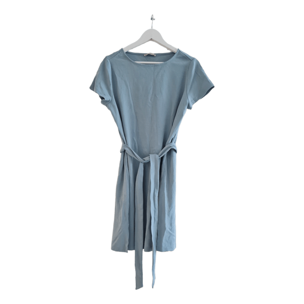 Vaaleansininen vyöllinen mekko