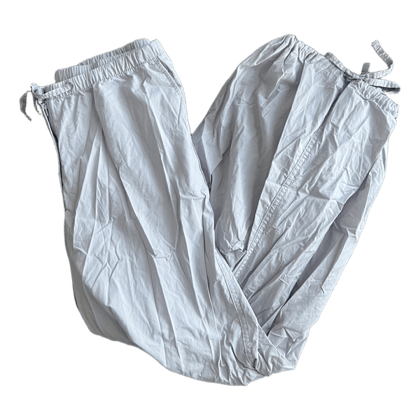 Vaaleanharmaat cargohousut