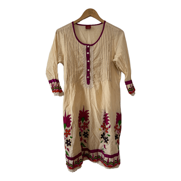 Beige tunika kirjontayksityiskohdilla