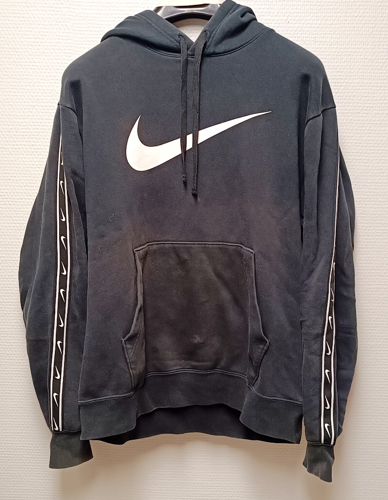 Neljä mustaa Nike hupparia