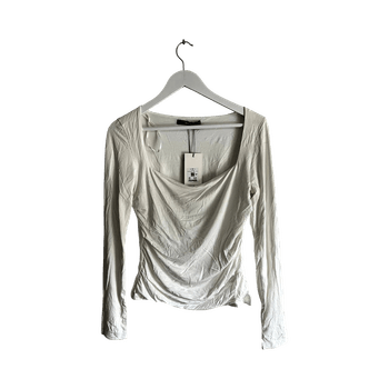 Valkoinen pitkähihainen paita