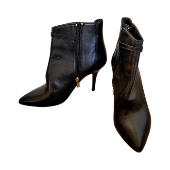 Mustat korolliset saappaat